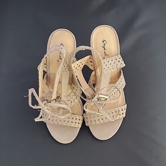 BRAND NEW QUPID POINTED TOE CUTOUT DESIGN GOLD STUDDED EMBELLISHMENTS SANDAL - Picture 2 of 16